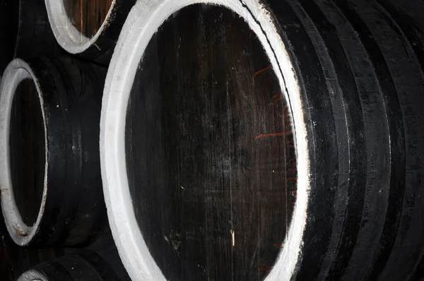 Konyak, viski, şarap, brendi üretimi için bir fabrikanın deposunda sıra sıra alkol varilleri.. — Stok fotoğraf