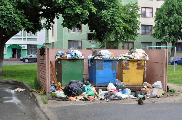 二次資源を収集する容器は家庭の廃棄物で溢れています。容器にはゴミが散乱している。生態学的大惨事. — ストック写真