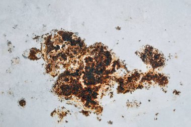 Boyanmış metal bir yüzeyde paslı bir leke. Metal aşınması. Arkaplan, doku