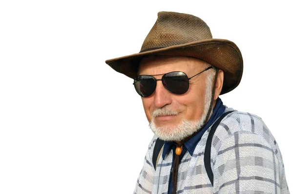 Retrato de un hombre con sombreros y gafas de sol negras con barba. Sonriendo y mirando mientras se relaja en la naturaleza — Foto de Stock