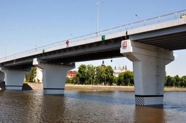 Nehir üzerinde güçlendirilmiş beton otomobil köprüsü. Pinsk, Beyaz Rusya Cumhuriyeti