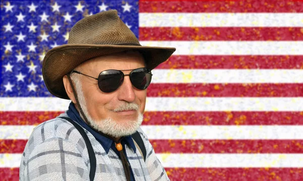 一个头戴牛仔帽 戴着灰色胡子眼镜 背对着美国国旗的年轻人的画像 爱国主义 — 图库照片