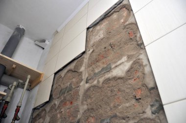 Kiremitlerden düşmüş tuvalet odası duvarı, dekorasyon kusuru, yakın çekim manzarası..