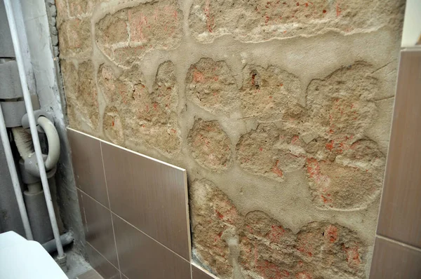 Wand Des Toilettenraums Mit Abgefallenen Fliesen Dekorationsfehler Nahsicht — Stockfoto