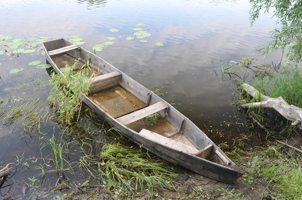 Barca Pescuit Într Lac Liniștit Apă Barca Pescuit Vechi Din — Fotografie, imagine de stoc