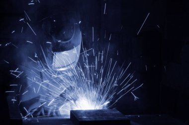 Fabrikadaki kaynakçı metal yapılar üretiyor. Endüstriyel kaynak
