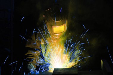 Fabrikadaki kaynakçı metal yapılar üretiyor. Endüstriyel kaynak