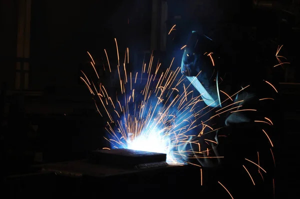 Der Schweißer Der Fabrik Ist Mit Der Herstellung Von Metallkonstruktionen — Stockfoto