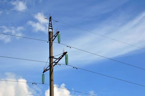 青い空に対する送電線マスト エネルギー — ストック写真