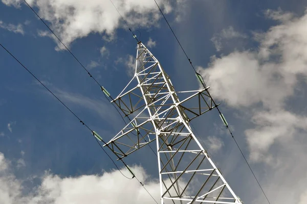 Albero Elettrico Contro Cielo Blu Energetica — Foto Stock