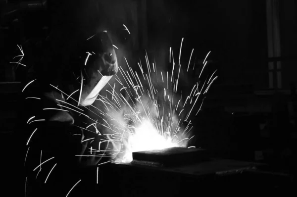 Der Schweißer in der Fabrik beschäftigt sich mit der Herstellung von Metallkonstruktionen. — Stockfoto