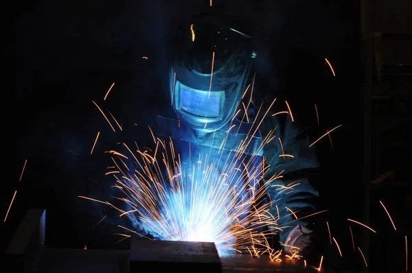 Сварщик на заводе занимается производством металлоконструкций . — стоковое фото