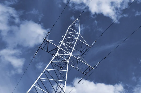 Albero della linea elettrica contro il cielo blu. — Foto Stock