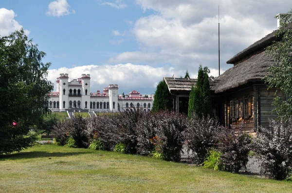Tadeusz Kosciuszko Anıt Müzesi, ABD, Polonya, Belarus 'un ulusal kahramanı, Fransa fahri vatandaşı. Kosawa, Belarus. Kossovsky kalesinin manzarası