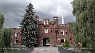 Fırtınadan önce anıt kompleksi Brest Kalesi. Kholmsk Kapısı manzarası.