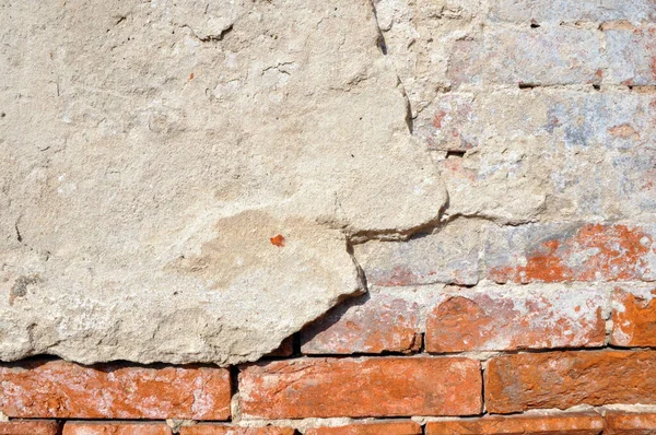 Empty old brick wall texture. Shabby facade of a building with damaged plaster. — Stock Photo, Image