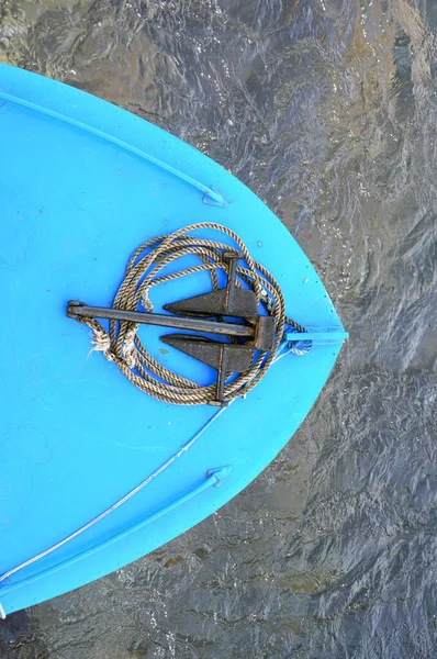 Τόξο Μιας Βάρκας Που Επιπλέει Στο Νερό Μια Άγκυρα Κοντά — Φωτογραφία Αρχείου