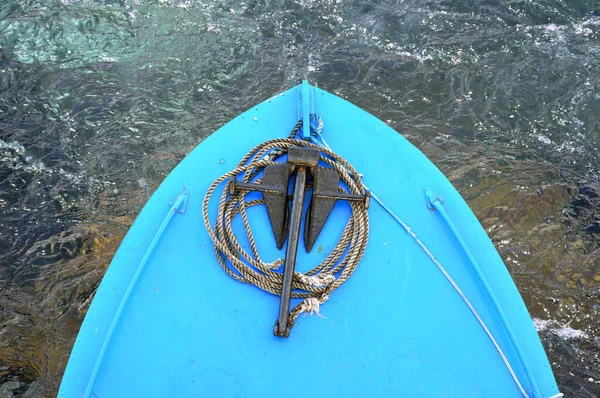 La proue d'un bateau flottant sur l'eau avec un gros plan d'ancrage — Photo