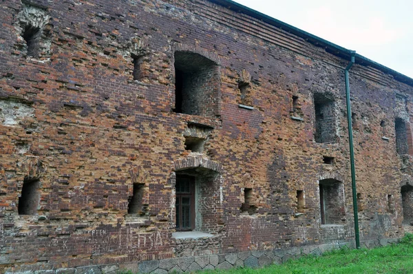 Paredes Edifício Quartel Defensivo Circular Perfurado Por Conchas Inimigas — Fotografia de Stock