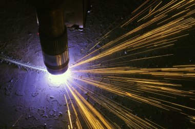 Metal kesimi. Metali plazma kesme işlemi.