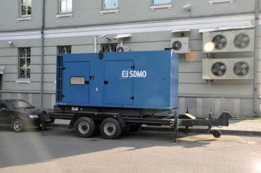 Moskova, Rusya - 23 Ağustos 2020: Ofis binası için mavi standby mobil dizel jeneratörü