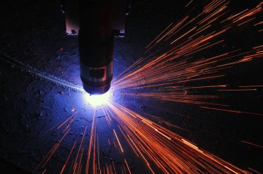 Metal kesme işlemi için plazma kesme makinesi kullanılıyor. Sanayi