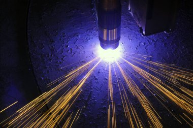 Metal kesimi. Metali plazma kesme işlemi.