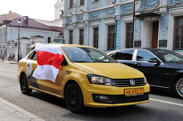 Москва Россия Августа 2020 Года Государственный Флаг Окна Такси Время — стоковое фото