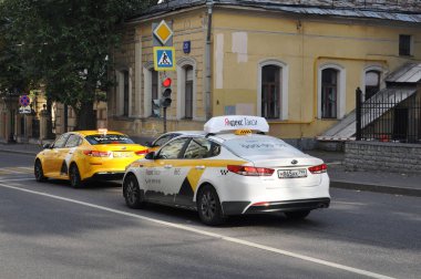 Moskova, Rusya - 23 Ağustos 2020 - Moskova sokaklarında Yandex taksi. Rusya 'da para çözümünün en iyi değeri