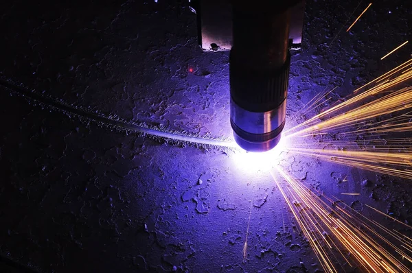 Metal kesme işlemi için plazma kesme makinesi kullanılıyor. Sanayi