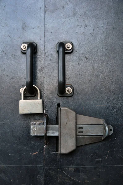 近代的なロック装置付きの鉄のドアの一部 — ストック写真