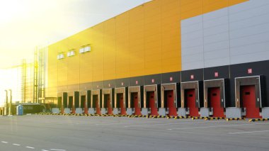 Büyük bir deponun boş yükleme bölümü. Modern lojistik merkezi.