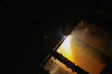 Metal kesme işlemi için plazma kesme makinesi kullanılıyor. Sanayi 