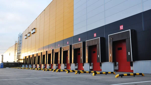 Büyük bir deponun boş yükleme bölümü. Modern lojistik merkezi.