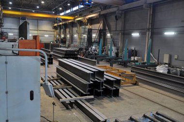 Sivil ve endüstriyel inşaat için metal yapıların üretimi için atölye çalışması. Kurul dükkânı.