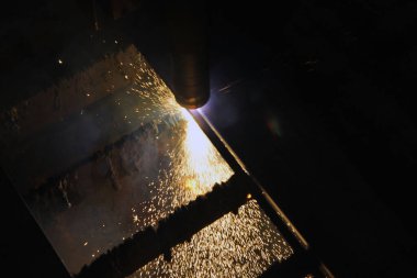 Metal kesme işlemi için plazma kesme makinesi kullanılıyor. Sanayi 