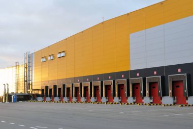 Büyük bir deponun boş yükleme bölümü. Modern lojistik merkezi.