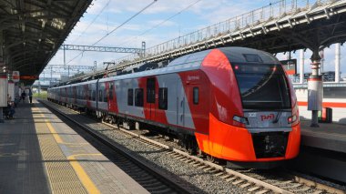 Moskova, Rusya - 17 Ağustos 2020: Moskova Merkez Halkası Shelepikha istasyonunda Lastochka treni.