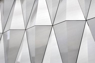 Duvarında kristaller, dekorasyon ve yansıma olan paslanmaz çelikten ayna yüzeyi. Soyut cam arka plan. Çokgen yüzey. Yakın plan..