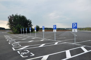 Engelliler için uluslararası yol işareti. park