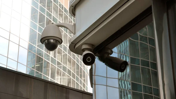 Videocamere Circuito Chiuso Sullo Sfondo Della Città Moderna Sicurezza — Foto Stock