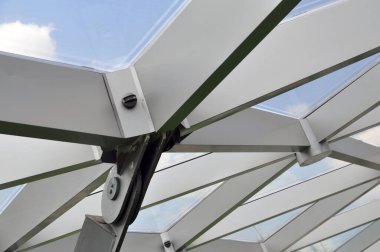 Moskova, Rusya - 23 Ağustos 2020: Moskova Zaryadye parkındaki modern cam ve metal pavyon çatısı