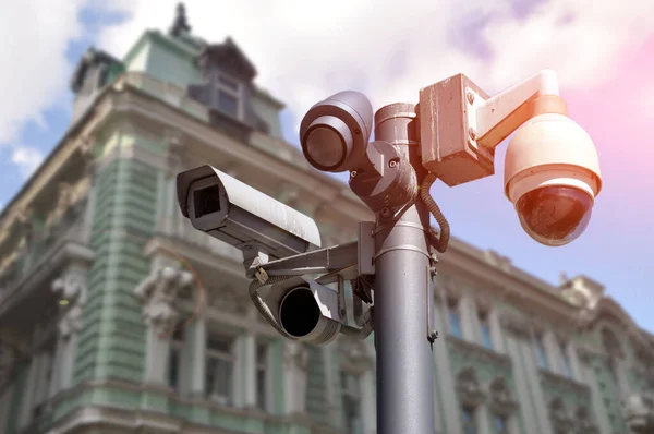 Többirányú Térfigyelő Kamera Telepítve Város Utcájában Biztonságosság — Stock Fotó