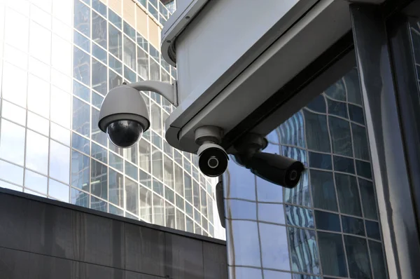 Kamerové Kamery Pozadí Moderního Města Bezpečnost — Stock fotografie