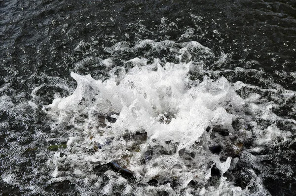 Primavera Fluxo Água Atinge Superfície Água Close — Fotografia de Stock