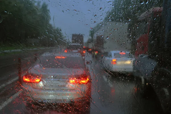 Fundo Borrado Com Gotas Chuva Vidro Carros Estrada Vista Estrada — Fotografia de Stock