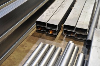 Metal fabrikasının çelik profil borusu. Atölyedeki yapıların imalatı için boşluklar.
