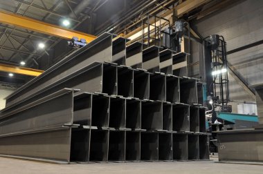 Otomatik kaynak hattında kaynaklı I-ışını üretiyor. Metal yapıların üretimi için fabrikanın ürünleri. Sanayi.
