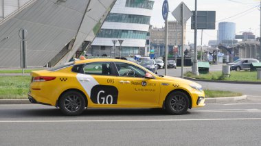 Moskova, Rusya - 06 Eylül 2020: GO logosu olan Moskova Caddesi 'ndeki sarı taksi