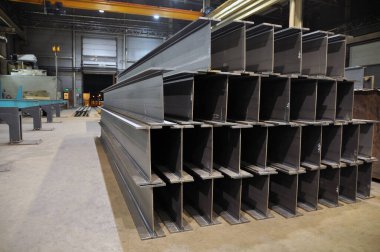Otomatik kaynak hattında kaynaklı I-ışını üretiyor. Metal yapıların üretimi için fabrikanın ürünleri. Sanayi.